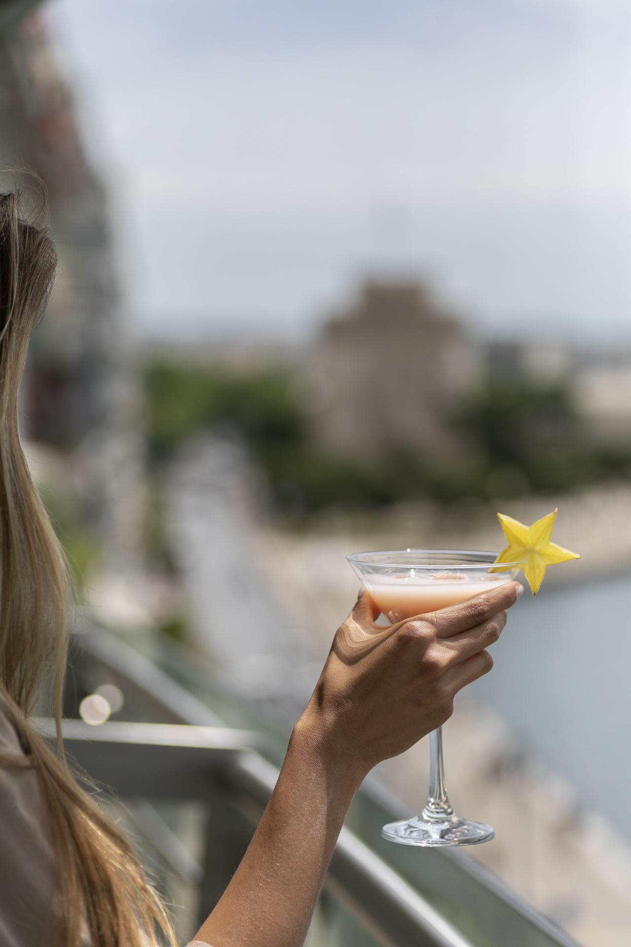 Daios Luxury Living Tessalónica Exterior foto A woman holding a drink