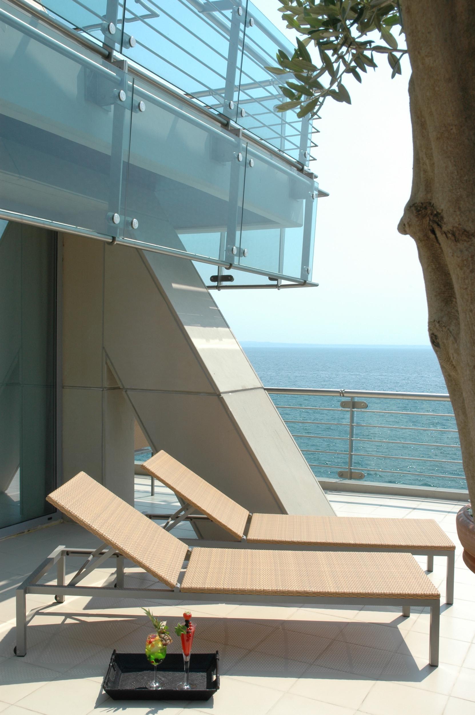 Daios Luxury Living Tessalónica Exterior foto The view from the balcony of a suite on the 10th floor