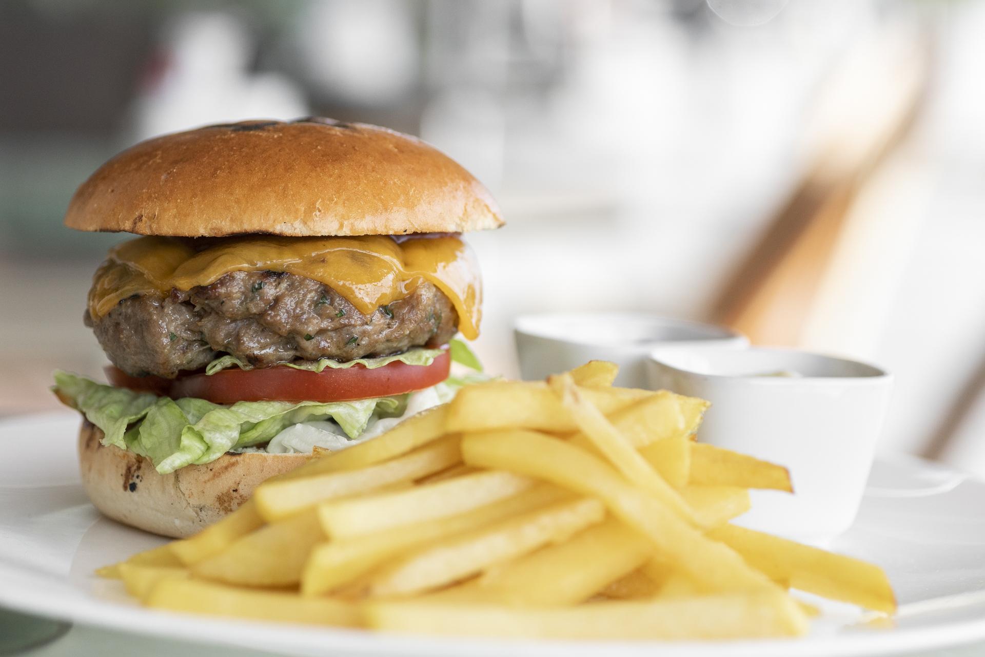 Daios Luxury Living Tessalónica Exterior foto A cheeseburger with chips