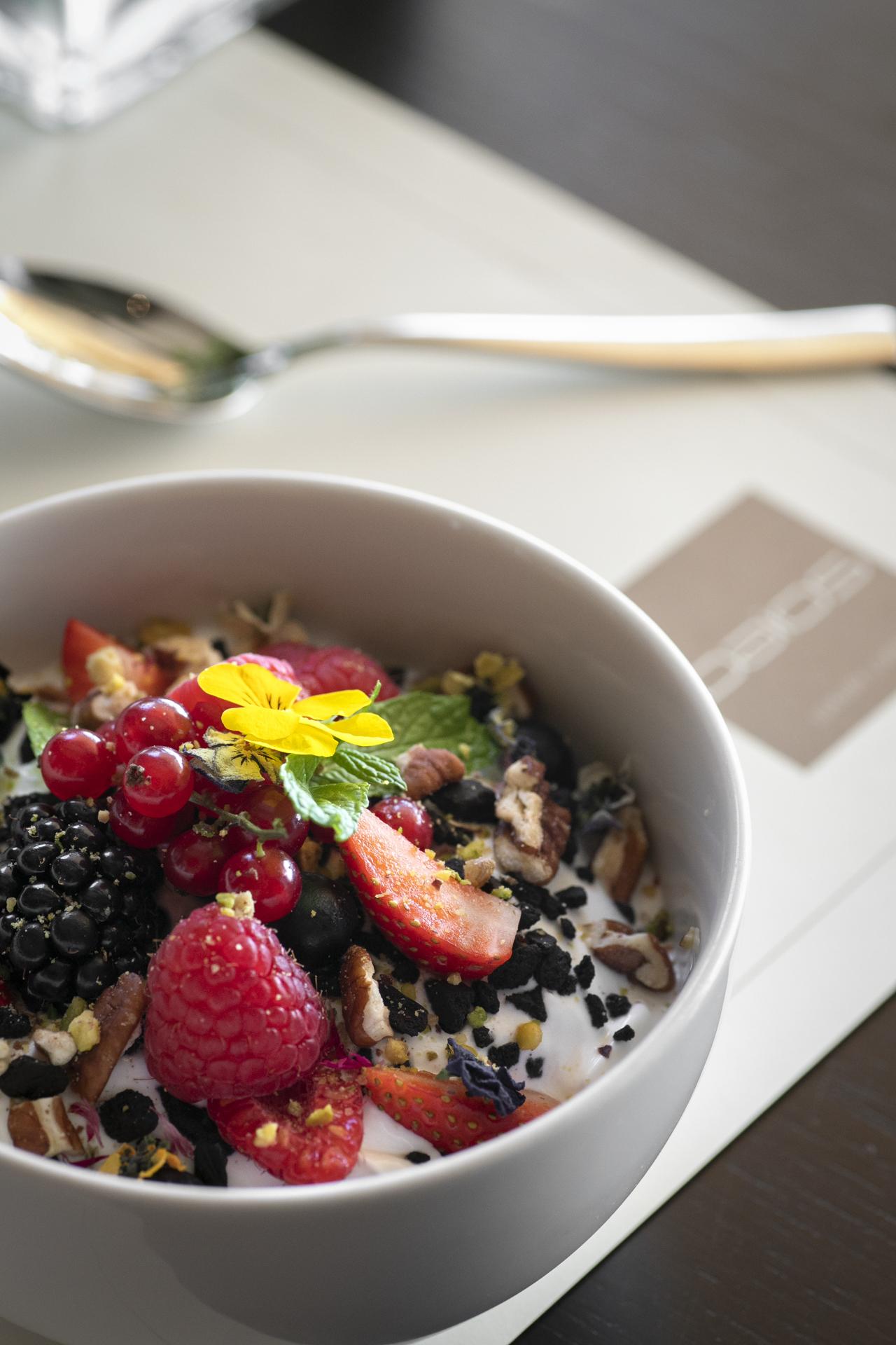 Daios Luxury Living Tessalónica Exterior foto A bowl of granola with fruit and yoghurt