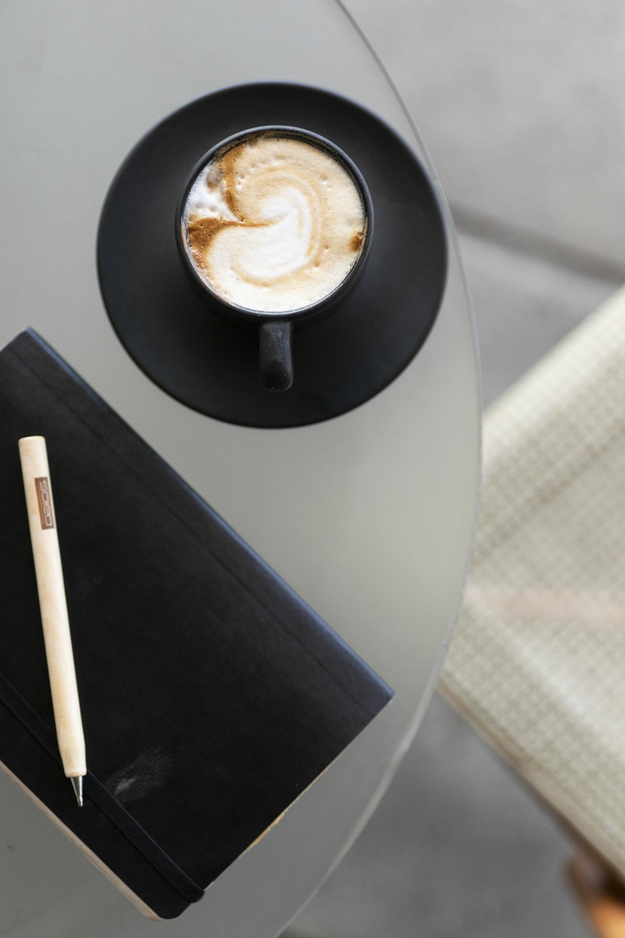 Daios Luxury Living Tessalónica Exterior foto A coffee cup and a pen