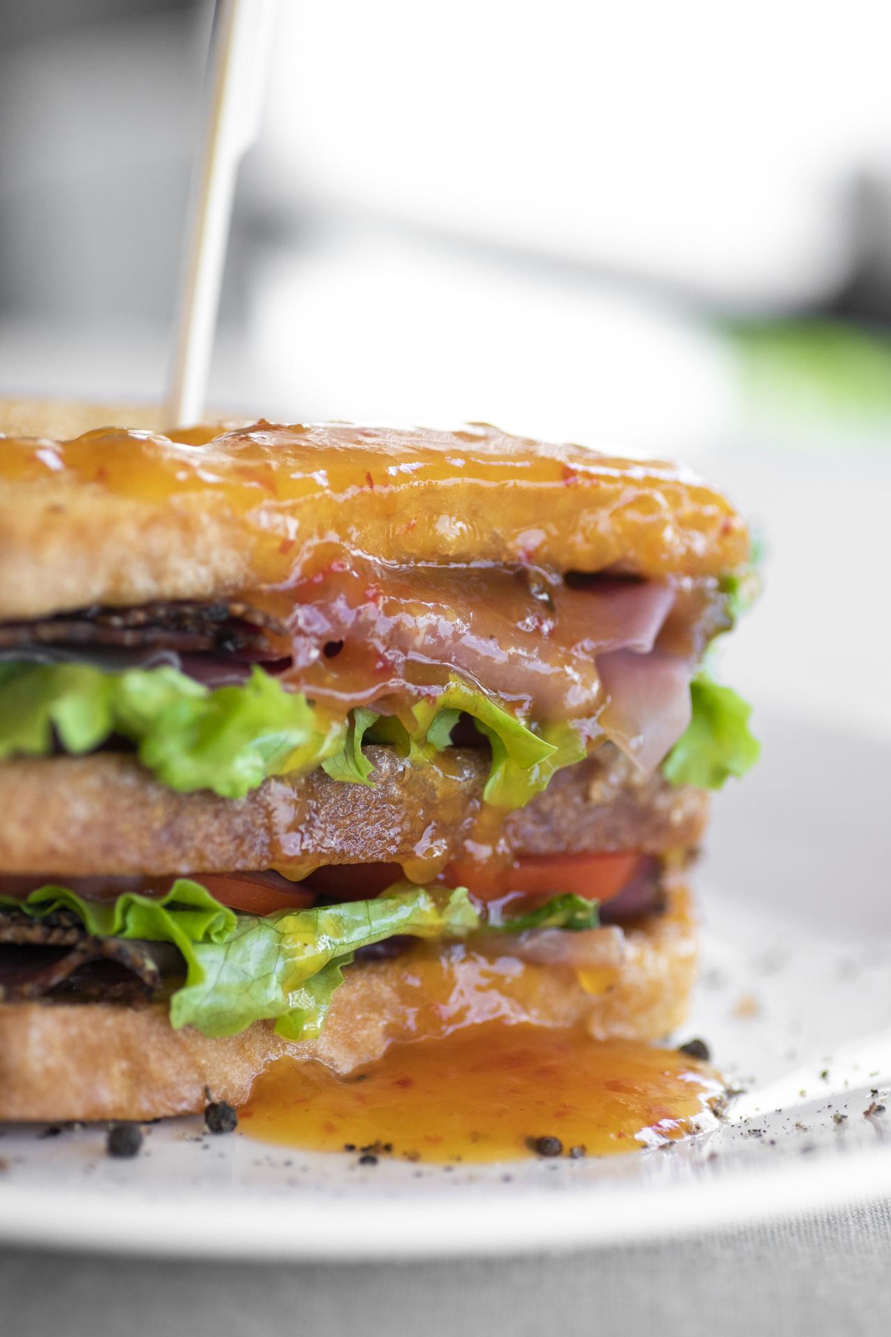 Daios Luxury Living Tessalónica Exterior foto A cheeseburger with lettuce, tomato, and onion
