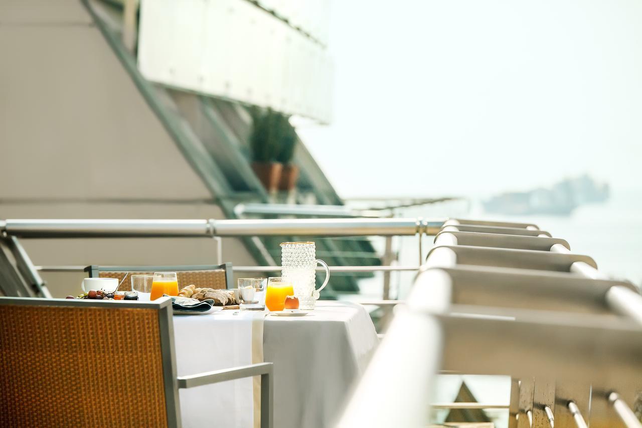 Daios Luxury Living Tessalónica Exterior foto The balcony of a stateroom on the A-Rosa Stella